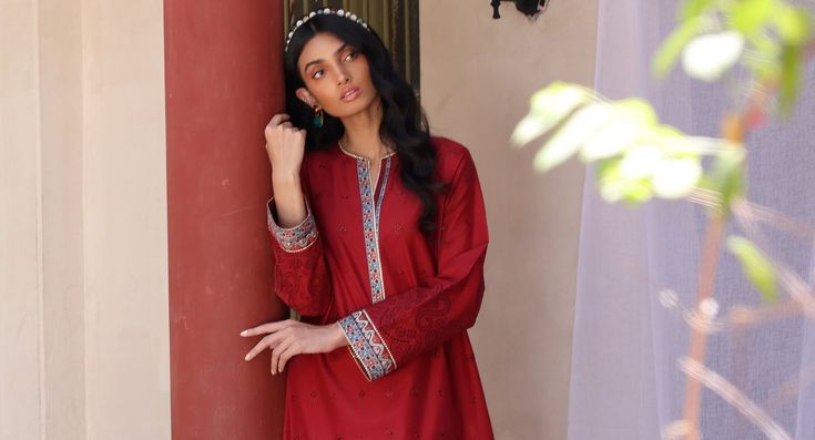 A Guide To Choosing the Best Fabric for Your Salwar Kameez